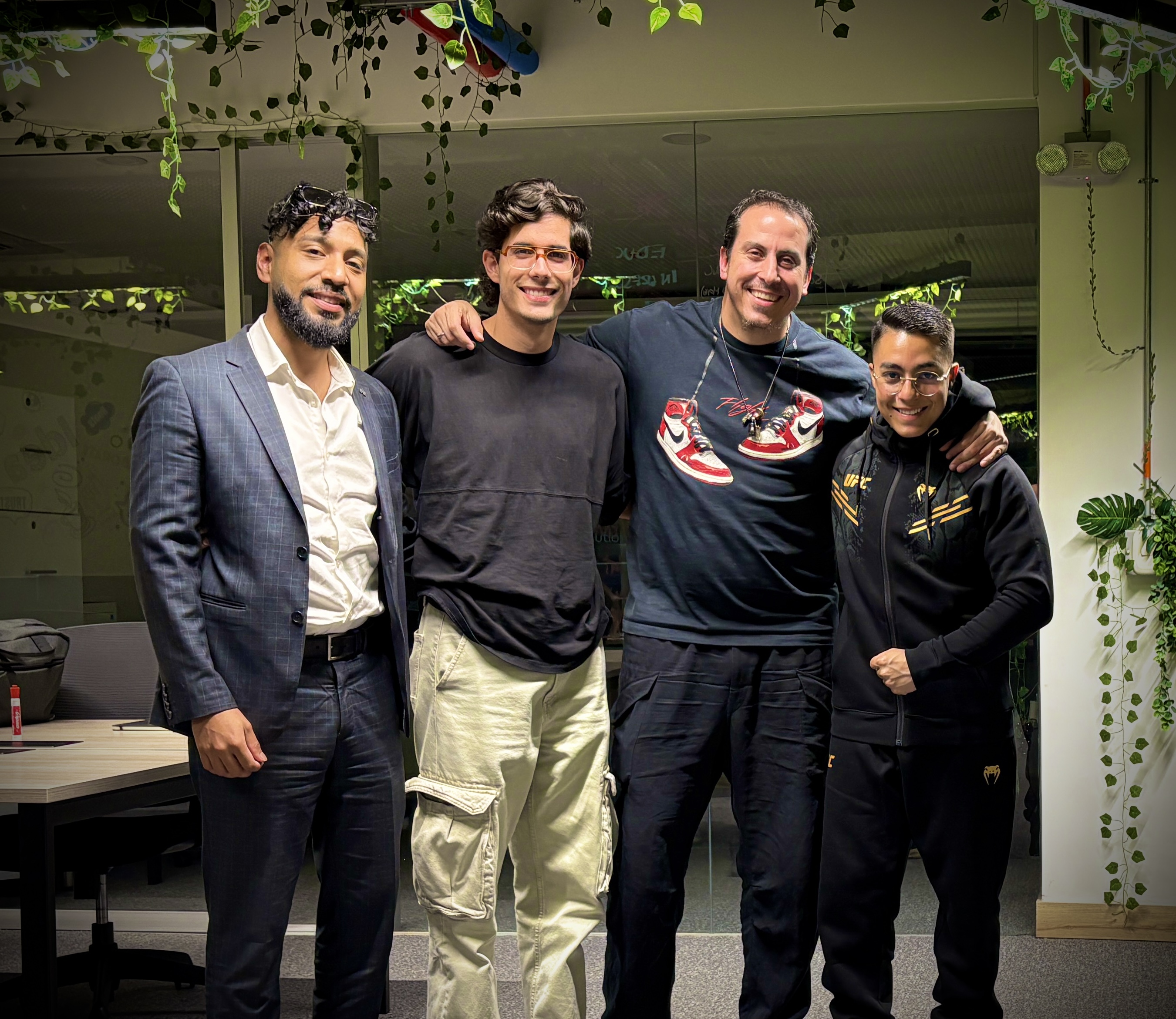 Equipo de Autotecnus junto a Juan Ads en sus oficinas de Medellín